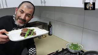 פילה בקר עם מצה פטריות ואספרגוס