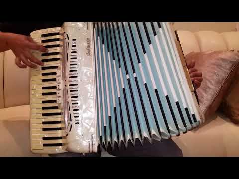 Acordeon Universal R $3.899,00