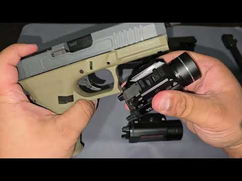 Does the psa dagger and braun flashlight fit in a safariland holster?