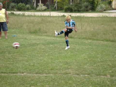 gugu jogando futebol