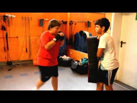 2012-09-13 Kickboxen Schüler - Sebastian am Schlagpolster im Sugambrer Fightclub