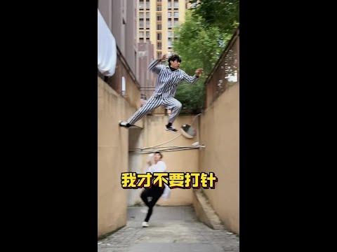 I don't want to take an injection. The patient escapes from the doctor with light skills!