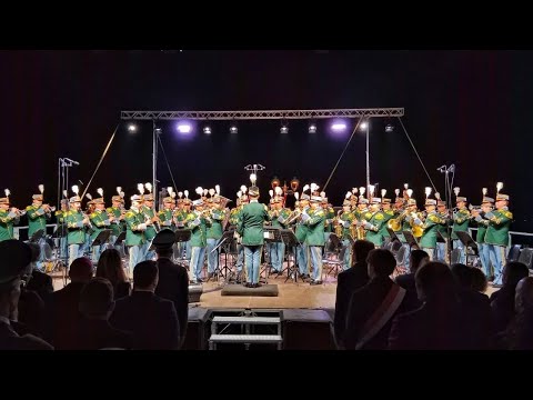 Piero Mazzocchetti performs "Caruso" with the Guardia di Finanza band.