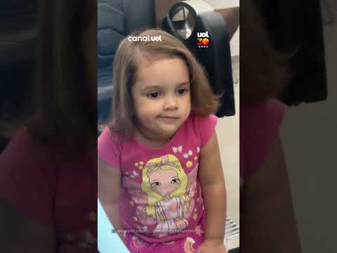 Menina desaprova penteado feito pela mãe e reação sincera surpreende