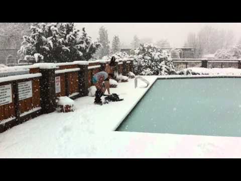 Pulo na Piscina na Neve - Snow Pool Jump