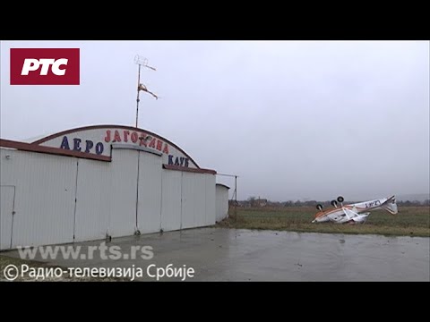 Jak vetar prevrnuo avion u Jagodini