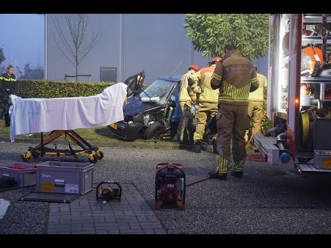 2021-11-04 Bestuurder bekneld na ongeluk Heieinde Tilburg