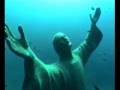 статуи Христа под водой. 
