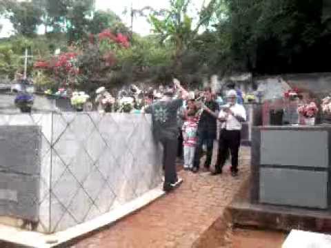 Bandas tocando marchas funebres no cemitério de Itapecerica 2013 - 1/2