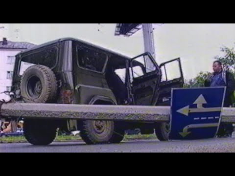 Фонарный столб рухнул на УАЗик