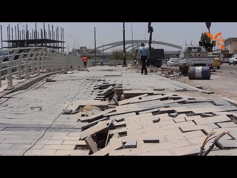 شاهد بالفيديو.. انهيار جزء من رصيف نهر العشار بعد عام من انشاءه #المربد