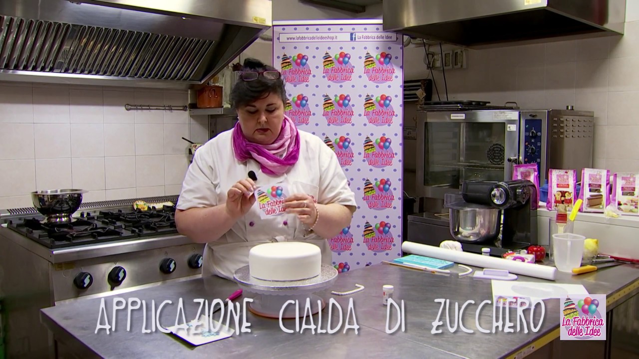Watch Now Come mettere la stampa in pasta di zucchero sulla torta - con TiaCake Come mettere la stampa in pasta di zucchero sulla torta - con TiaCake