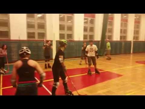 gra w hokeja na rolkach na sali