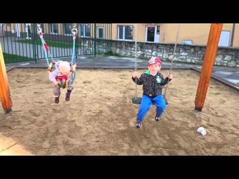 Davídek a Tomík poprvé spolu na hřišti :-)