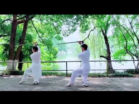 双人组32式太极剑#taichi#太極拳 #24式简化太極拳#太極拳教室 興味のある方はぜひ一度見学に来てみて下さい。葛飾区立石にて毎週火曜日，日曜教室に行っています連絡先:080-2485-9956