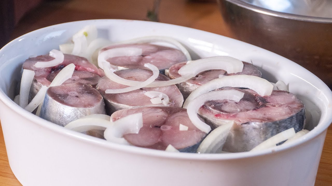 Когда с продуктами проблема, выручает она. Праздничное блюдо за копейки. Скумбрия в духовке.