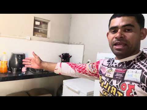 Preparando uma galinha caipira pro almoço de hoje