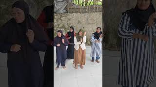 Download lagu emak emak joget lucu #trending #emakemakngevloog #videolucu #funny #ngakak #fyp #shorts mp3