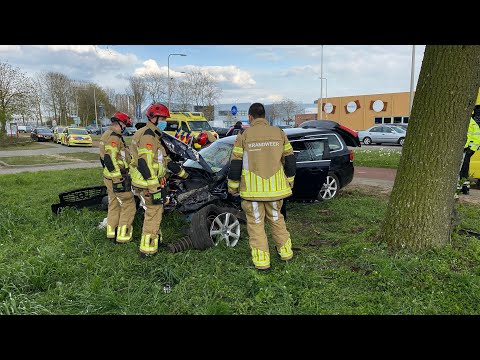 Auto crasht tegen boom in Deventer, inzittenden gewond naar ziekenhuis
