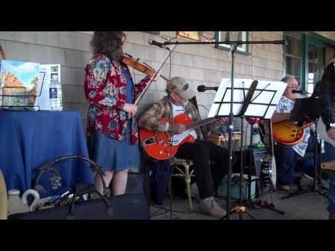 Peconic Bay Winery: Southold Slim and the Sidewalk Stompers