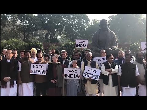شاهد سونيا غاندي تقود مظاهرة ضد قانون الجنسية الجديد