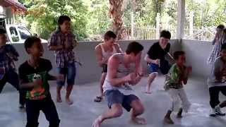 preview picture of video 'Burmese Learning Centre - volunteer dance magic'