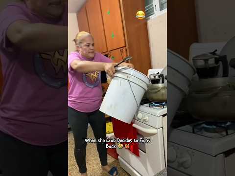 Kitchen Fail: The Crab Strikes Back 😂💥🦀#CookingFail#CrabFail#FunnyCooking#ChefFails#usa
