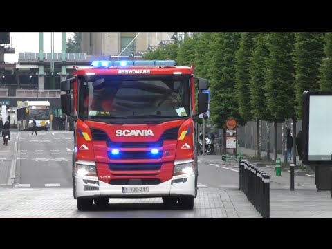 Tankwagen brandweer Brussel P42 met spoed naar een opruimen Wegdek in Brussel