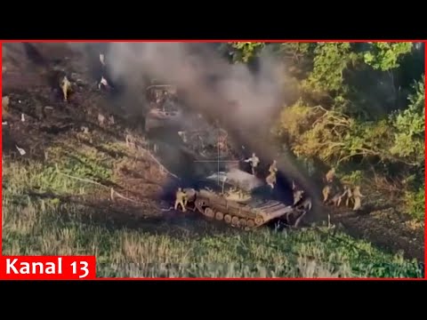 Vehicles full of Russian soldiers were ambushed in a minefield- They seek to escape by running