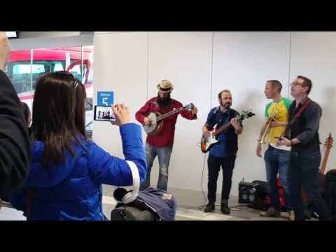 #TrackDogsInTransit   Música OnRoad gracias a @avanzabus