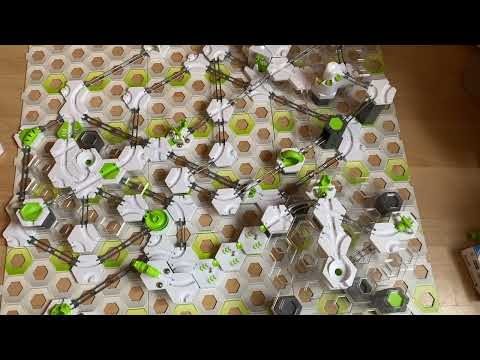 Verschachtelte Gravitrax Bahn rauf und runter mit Vertonung