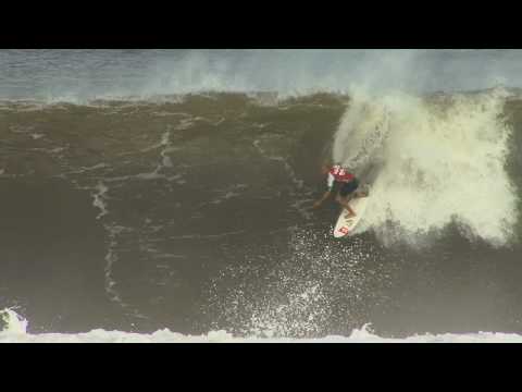 KELLY SLATER ALMOST HIT BY BAT RAY
