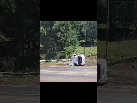 Grave acidente entre carro e carreta próximo ao pórtico de Coronel Freitas