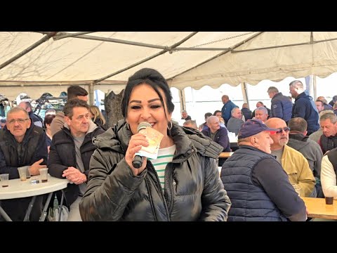 KOMŠIJA MI ZRELE ŠLJIVE BIRA NA GODIŠNJEM SAJMU U CETINGRADU TOMISLAVA JERKOVIĆ I DEČKI IZ OGULINA.