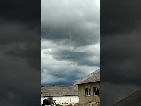 На Богородчанщині зафіксували незвичне природне явище, яке схоже на смерч. ВІДЕО