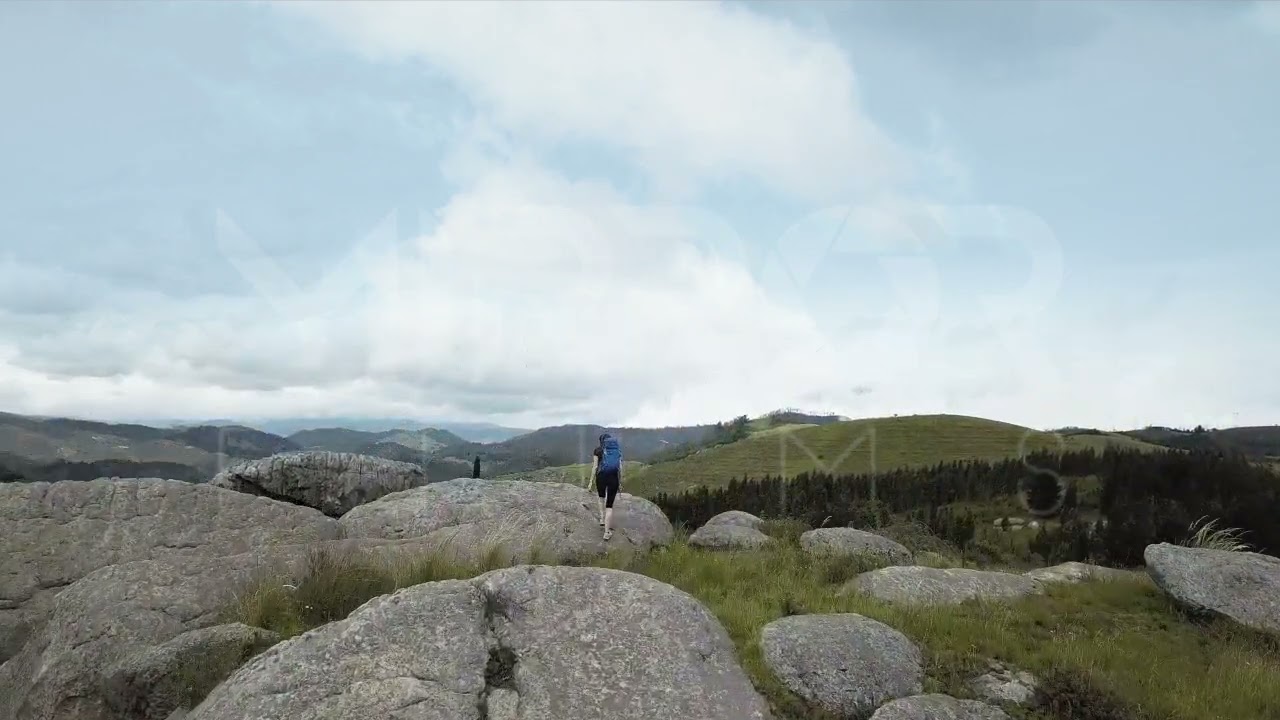 Mujer haciendo senderismo en montaña