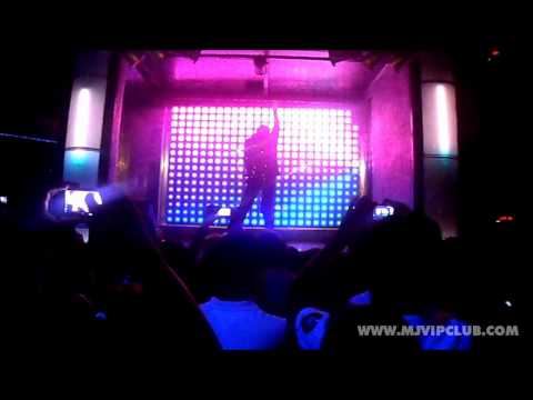 Performance de Rodrigo Teaser na festa oficial de lançamento do álbum Michael Jackson Immortal