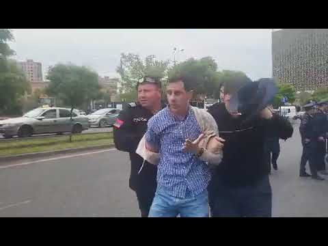 Ոստիկանությունը բերման է ենթարկում քաղաքացիներին