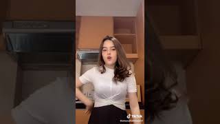 Download lagu Tiktok gunung gede pentilnya kelihatan mp3