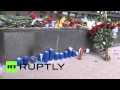 Москвичи несут цветы и свечи к посольству Украины 
