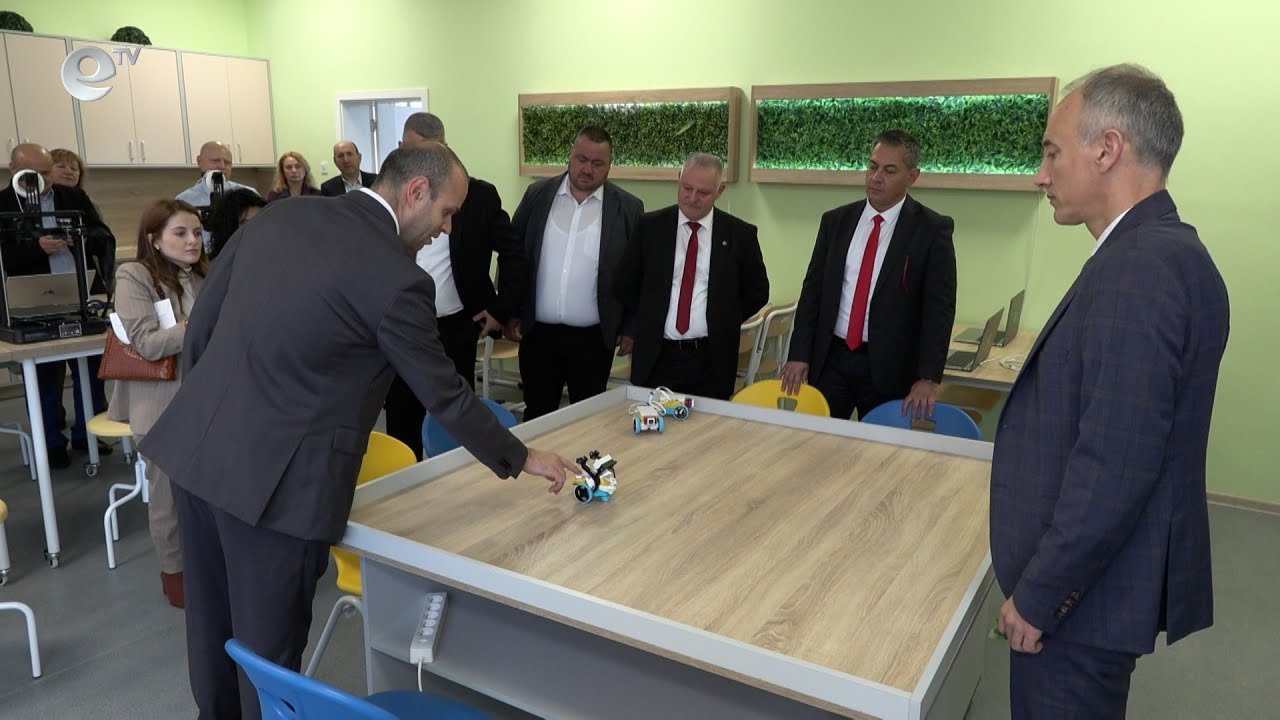 Министър Красимир Вълчев  откри  STEM център в единственото училище в Неделино