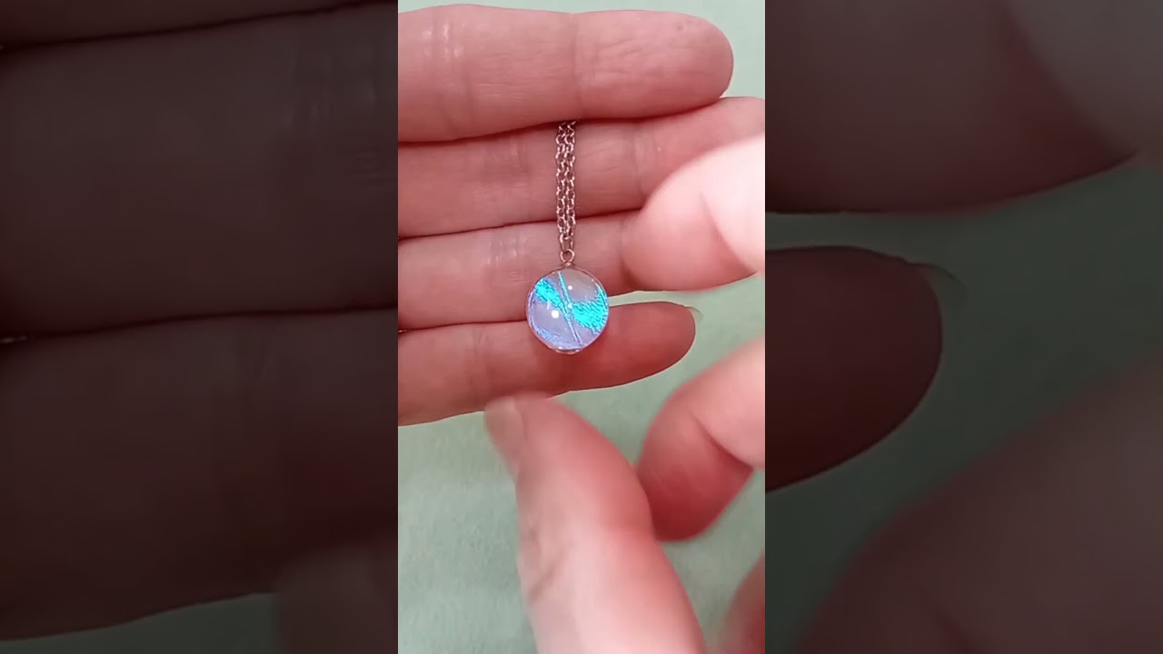 Collana raffinata da 14mm con vera ala di Morpho sulkowskyi sotto lente in vetro con elegante brillantezza blu olografica