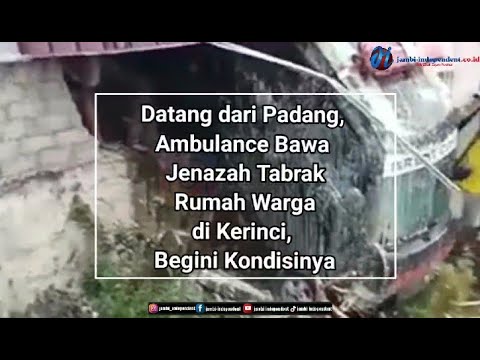 Ambulance Bawa Jenazah Tabrak Rumah Warga