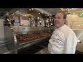 Stien keurt voor het laatst de oliebollen van Rotterdamse oliebollenkoning