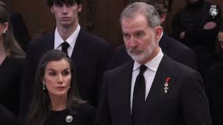 Sus Majestades los Reyes, acompañados por Sus Altezas Reales la Princesa de Asturias y la Infanta Doña Sofía, y por Su Majestad la Reina Doña Sofía, a