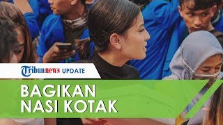 Awkarin Sigap Bagi-bagikan Ribuan Nasi Kotak ke Mahasiswa Pengunjuk Rasa Tolak RUU KUHP