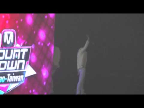 [FANCAM]130425 MCD in Taiwan - INFINITE 謝幕 (우현&성열)