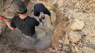 üzeri kille sıvanmış 2 kapaklı mezarı bulup kapağına kadar açtık çok ağır kalın bir mezar kapağı