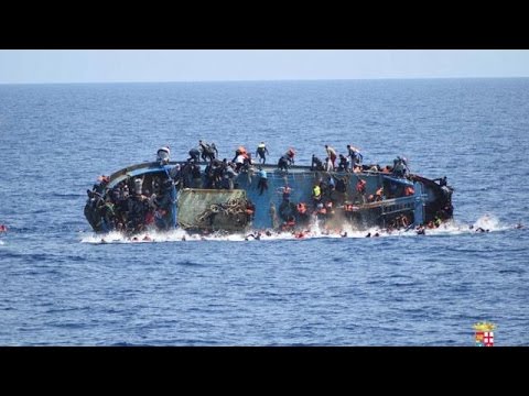 Flucht und Migration: Italienische Küstenwache rettet mehr als 560 Menschen von sinkendem Schiff