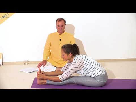 Halbe Vorwärtsbeuge mit Händen um die Fußkante - Yoga Asana Lexikon
